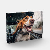 Opgewonden hond op regenachtige autorit art print fotoblokken (Links)