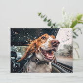 Opgewonden hond op regenachtige autorit art print kaart (Staand voorkant)