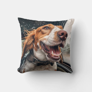 Opgewonden hond op regenachtige autorit kunstprint kussen