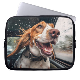 Opgewonden hond op regenachtige autorit kunstprint laptop sleeve