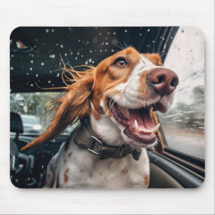 Opgewonden hond op regenachtige autorit kunstprint muismat