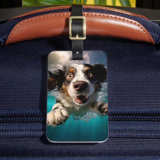 Opgewonden hond zwemmen onder water ontwerp bagagelabel (Voorkant Insitu 2)