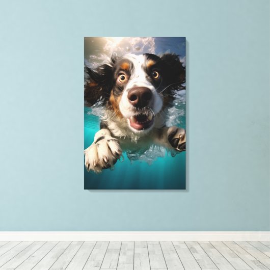 Opgewonden hond zwemmen onder water ontwerp canvas afdruk (Insitu (Houten vloer))