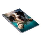 Opgewonden hond zwemmen onder water ontwerp notitieboek (Rechterzijde)