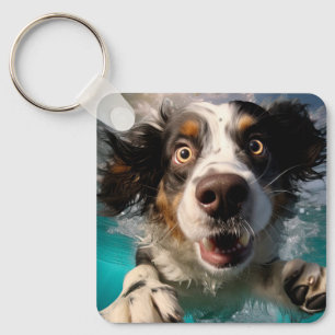 Opgewonden hond zwemmen onder water ontwerp sleutelhanger