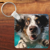 Opgewonden hond zwemmen onder water ontwerp sleutelhanger (Voorkant)