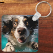 Opgewonden hond zwemmen onder water ontwerp sleutelhanger (Achterkant)