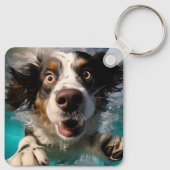 Opgewonden hond zwemmen onder water ontwerp sleutelhanger (Achterkant)