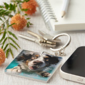 Opgewonden hond zwemmen onder water ontwerp sleutelhanger (Voorkant Rechts)