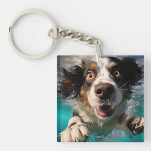 Opgewonden hond zwemmen onder water ontwerp sleutelhanger