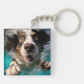 Opgewonden hond zwemmen onder water ontwerp sleutelhanger (Achterkant)