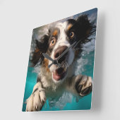 Opgewonden hond zwemmen onder water ontwerp vierkante klok (Hoek)