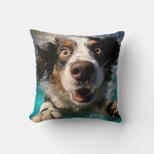Opgewonden Hond Zwemt Onderwater Ontwerp Kussen