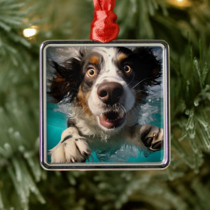 Opgewonden Hond Zwemt Onderwater Ontwerp Metalen Ornament