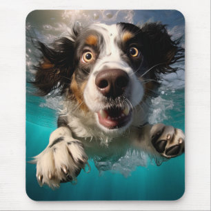Opgewonden hond zwemt onderwater ontwerp muismat