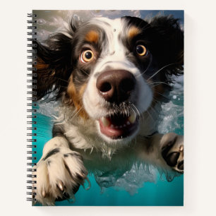 Opgewonden hond zwemt onderwater ontwerp notitieboek