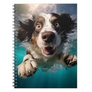 Opgewonden Hond Zwemt Onderwater Ontwerp Notitieboek