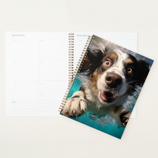 Opgewonden Hond Zwemt Onderwater Ontwerp Planner (Display)