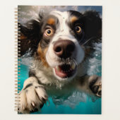 Opgewonden Hond Zwemt Onderwater Ontwerp Planner (Voorkant)