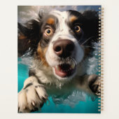 Opgewonden Hond Zwemt Onderwater Ontwerp Planner (Achterkant)