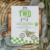 Opgroeien twee snelle groene crossmotor jongen ver kaart