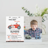 Opgroeien twee snelle jongen 2e verjaardag uitnodi kaart (Staand voorkant)