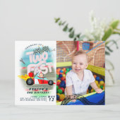 Opgroeien twee snelle race auto 2e verjaardag kaart (Staand voorkant)