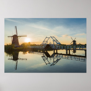 Ophaalbrug en windmolens bij zonsondergang in Holl Poster
