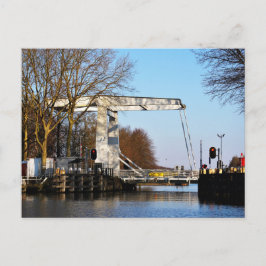 Ophaalbrug over gracht in Nederland. Briefkaart