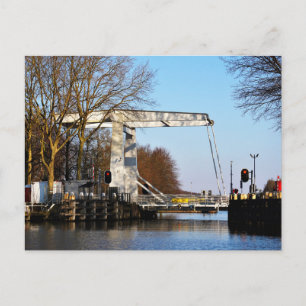 Ophaalbrug over gracht in Nederland. Briefkaart