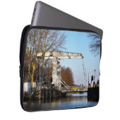 Ophaalbrug over gracht in Nederland. Laptop Sleeve (Voorkant Rechts)
