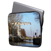 Ophaalbrug over gracht in Nederland. Laptop Sleeve (Voorkant Links)
