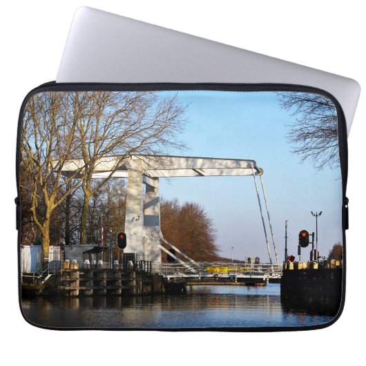 Ophaalbrug over gracht in Nederland. Laptop Sleeve (Voorkant)