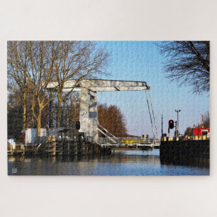 Ophaalbrug over gracht in Nederland. Legpuzzel