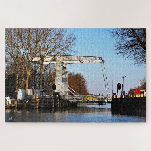Ophaalbrug over gracht in Nederland. Legpuzzel (Horizontaal)