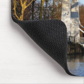 Ophaalbrug over gracht in Nederland. Muismat (Hoek)