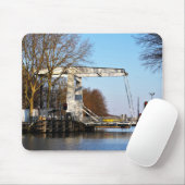 Ophaalbrug over gracht in Nederland. Muismat (Met muis)