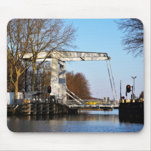 Ophaalbrug over gracht in Nederland. Muismat