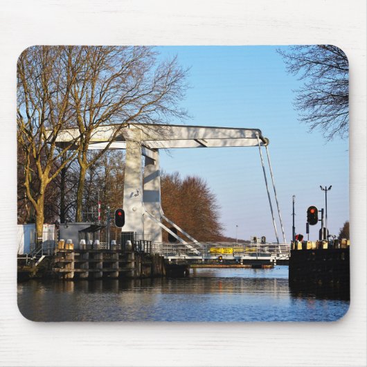 Ophaalbrug over gracht in Nederland. Muismat (Voorkant)