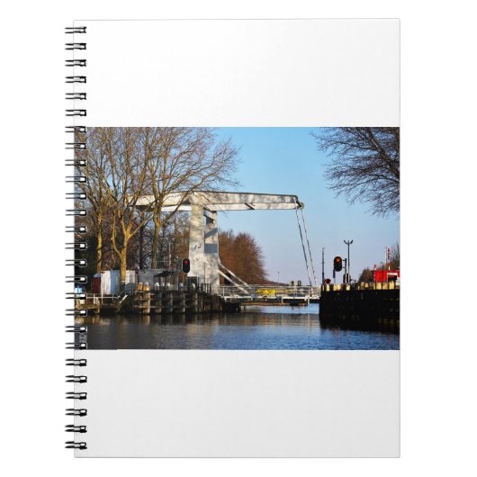 Ophaalbrug over gracht in Nederland. Notitieboek (Voorkant)