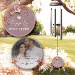 Ophelia · Bloemen Gelukkig Altijd Na Trouwfoto Windgong<br><div class="desc">Vier je liefdesverhaal met deze gepersonaliseerde Pas getrouwd Wind Chimes van de Ophelia Wedding Suite. Met een prachtig blush mauve bloemontwerp met de uitdrukking "Happily Ever After" op de voorkant en een aanpasbare foto- en trouwdetails op de achterkant, maken deze windgong een perfecte herinnering voor pasgetrouwden. Ideaal als huwelijkscadeau, jubileum...</div>