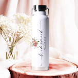 Ophelia Cottagecore Dusty Pink Floral Bruidsmeisje Waterfles<br><div class="desc">Vier uw liefdesverhaal met de tijdloze schoonheid van het "Ophelia Floral" bruiloft collectie in de stoffige roze kleurstelling, ontworpen om romance en elegantie op te roepen. Deze trouwsuite heeft handgeschilderde waterverven en delicate bladeren, die de gratie en charme van een op de tuin geïnspireerde bruiloft vastleggen. Perfect voor diegenen die...</div>