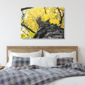 Opkijken naar gele herfstbladeren canvas afdruk (Insitu (Slaapkamer))