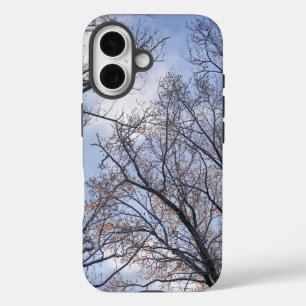 Opkijkend naar winterochtendbomen iPhone 16 hoesje