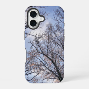 Opkijkend naar winterochtendbomen iPhone 16 hoesje