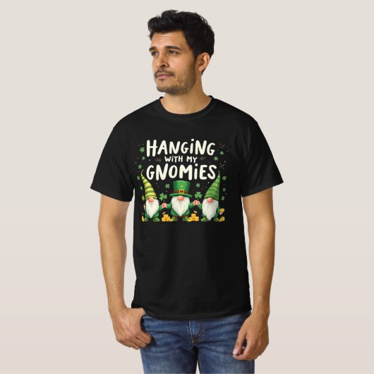 Opknoping met gnomies grappig op Patriks Day T-shirt (Voorkant volledig)