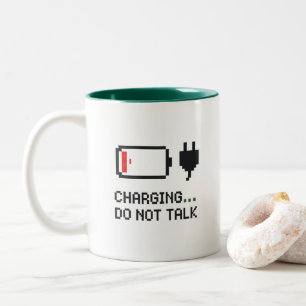 Opladen… Niet Praten – Batterijmok voor 's Ochtend Tweekleurige Koffiemok