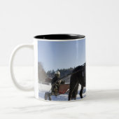 Opleiding van paarden in een wijnlandschap tweekleurige koffiemok (Links)