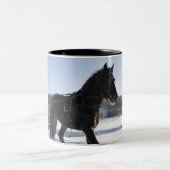 Opleiding van paarden in een wijnlandschap tweekleurige koffiemok (Center)