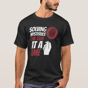 Oplossen van mysteries een aanwijzing per forensis t-shirt